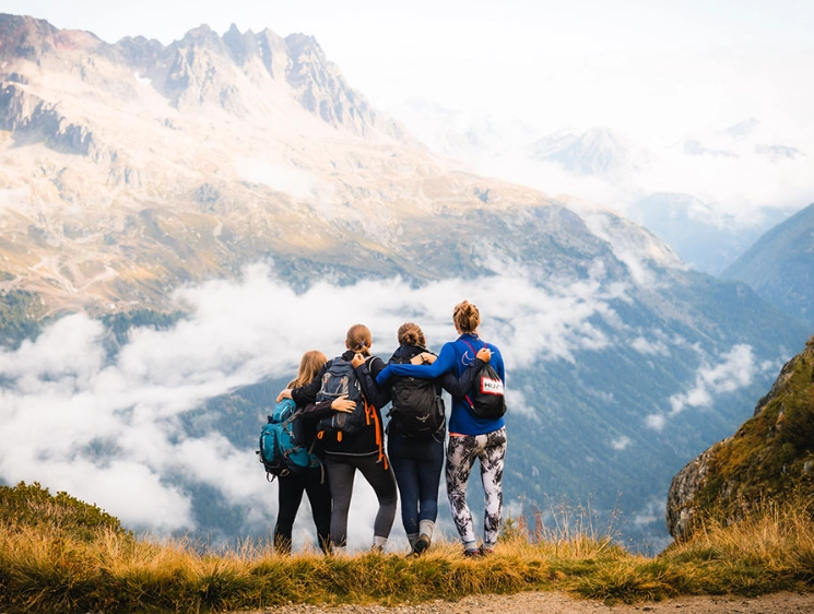 benefits of hiking with a group
