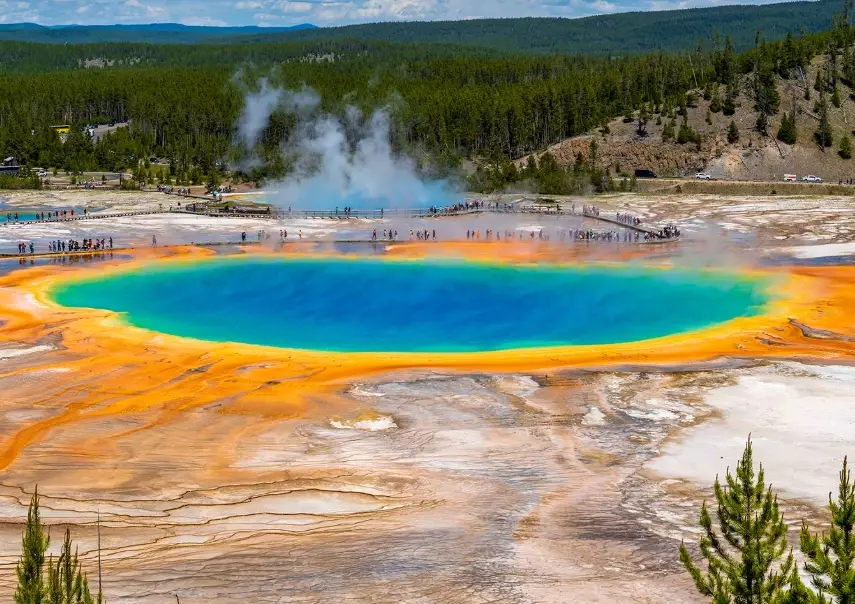 why is Grand Prismatic Spring colorful why is Grand Prismatic Spring colorful