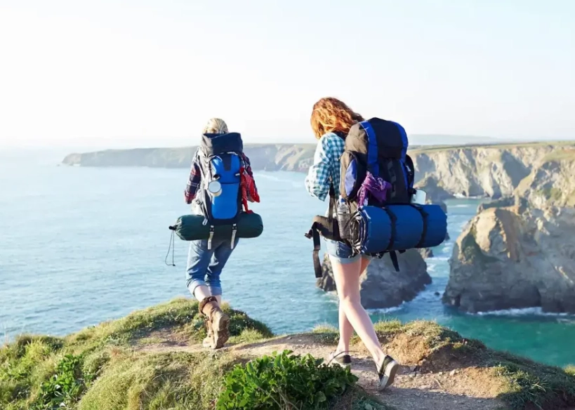 difference between hiking and backpacking