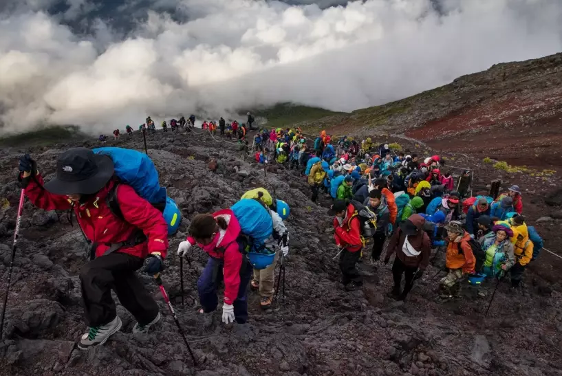 difference between hiking and climbing