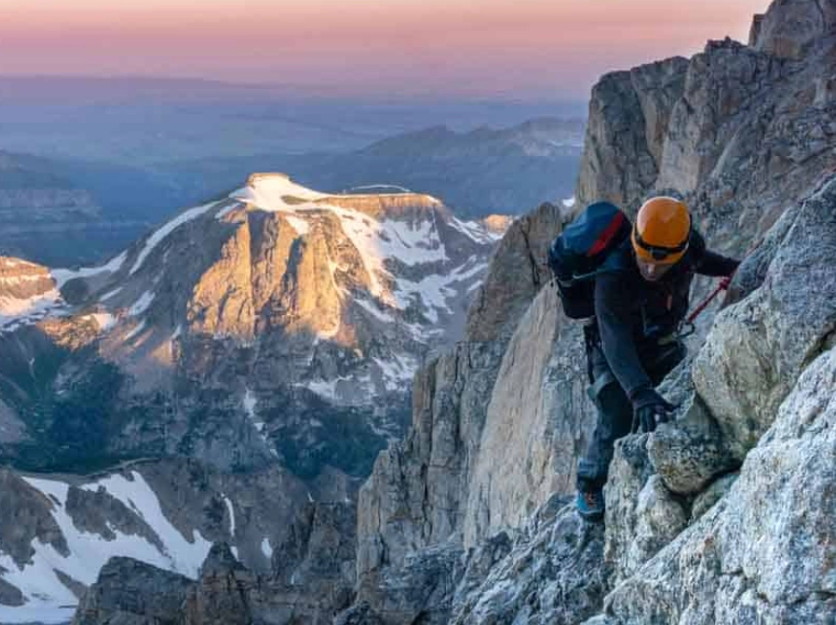 difference between hiking and climbing