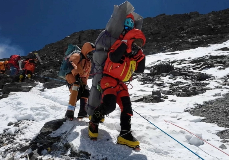 Mount Everest summit deadline