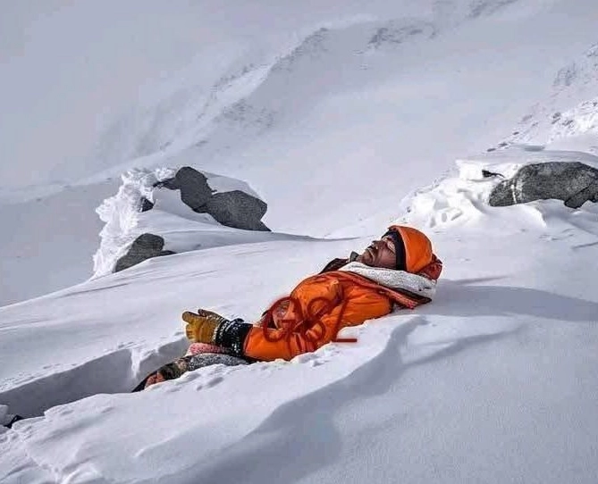 What is the 2pm rule on Everest?