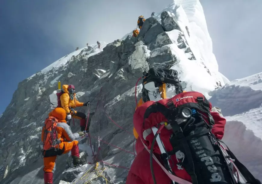 Mount Everest climbing cost