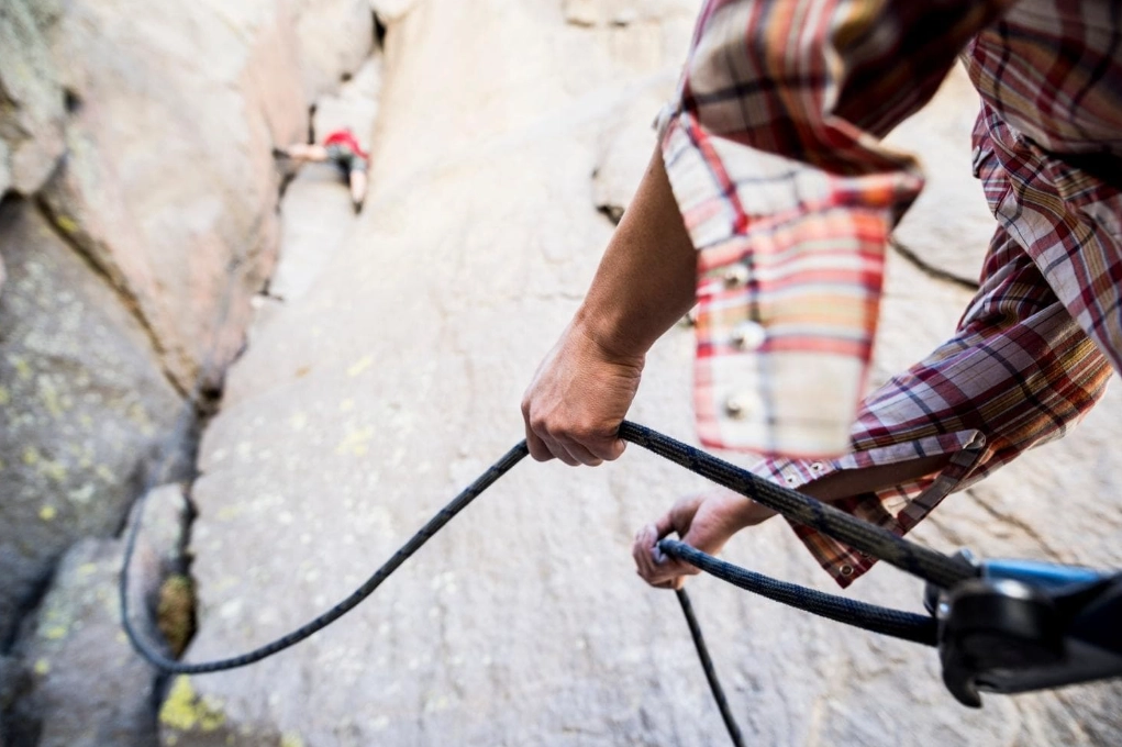 belay meaning climbing