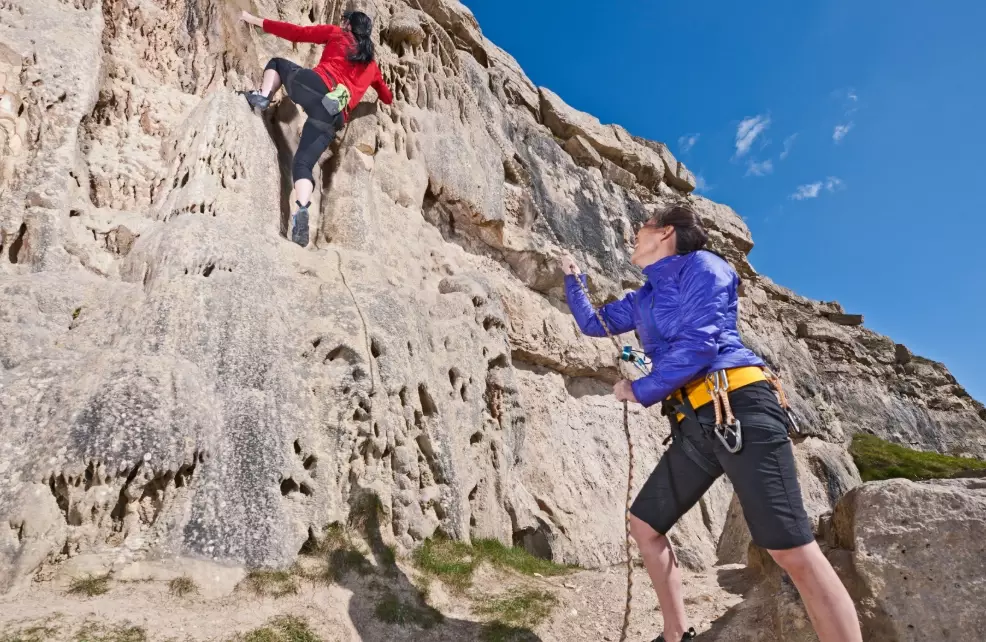 belay meaning climbing