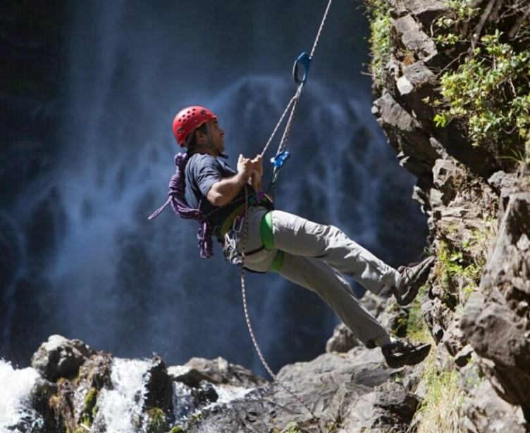 abseiling vs rappelling