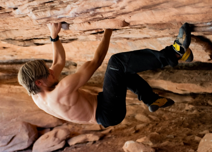 chalk vs gloves climbing